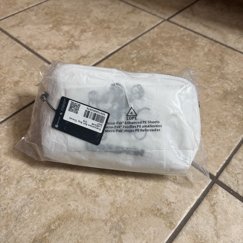 Disney x lululemon LIMITED EDITION White Mickey Everywhere Belt Bag - Picture 4 of 12